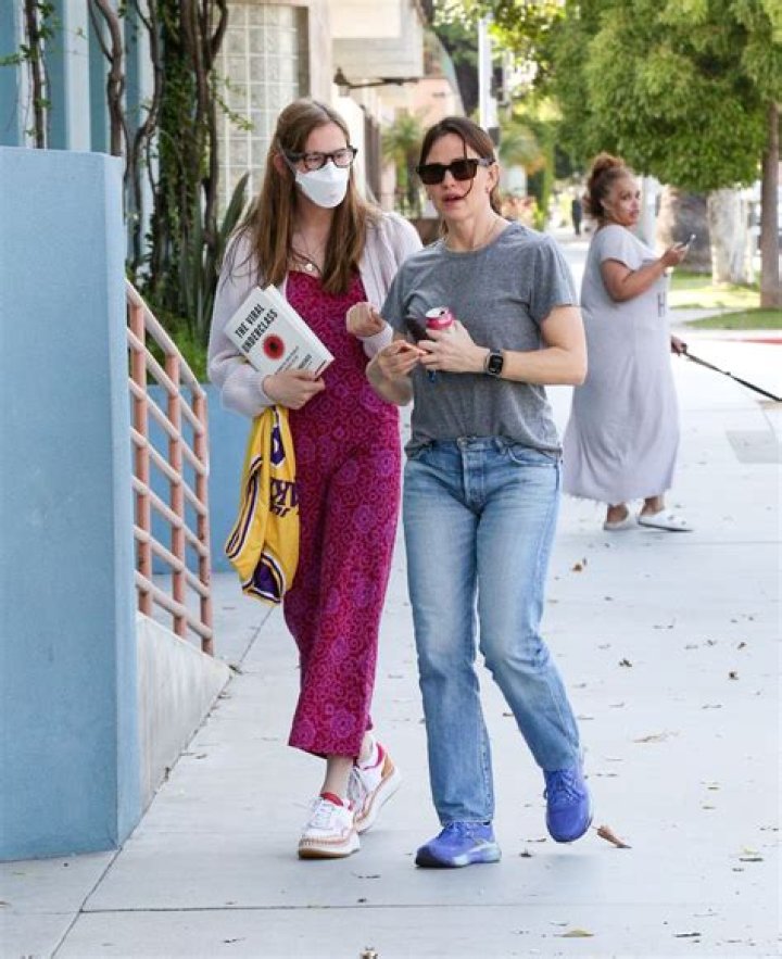 Violet Affleck is Jennifer Garner's twin at Michael Rubin's white party